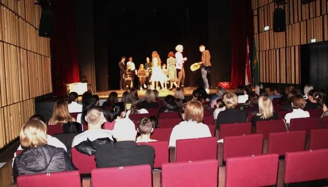 VIKEND ZA KULTURU U PLETERNICI: Predstavom „Tko pjeva zlo ne misli“ mladi glumci iz Tomislavgrada oduševili publiku