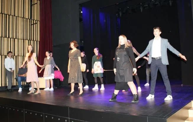 VIKEND ZA KULTURU U PLETERNICI: Predstavom „Tko pjeva zlo ne misli“ mladi glumci iz Tomislavgrada oduševili publiku