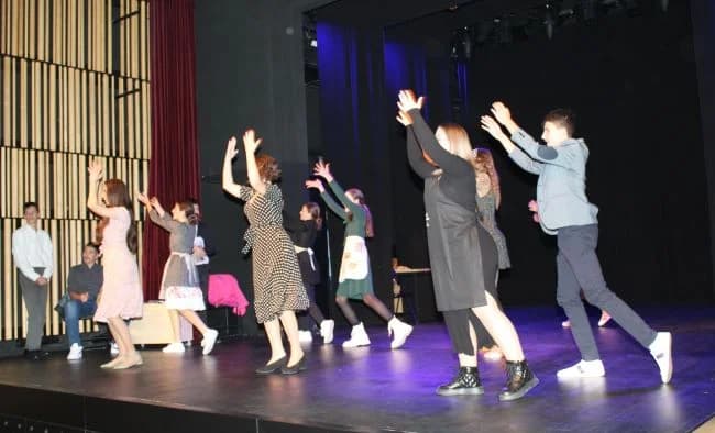 VIKEND ZA KULTURU U PLETERNICI: Predstavom „Tko pjeva zlo ne misli“ mladi glumci iz Tomislavgrada oduševili publiku