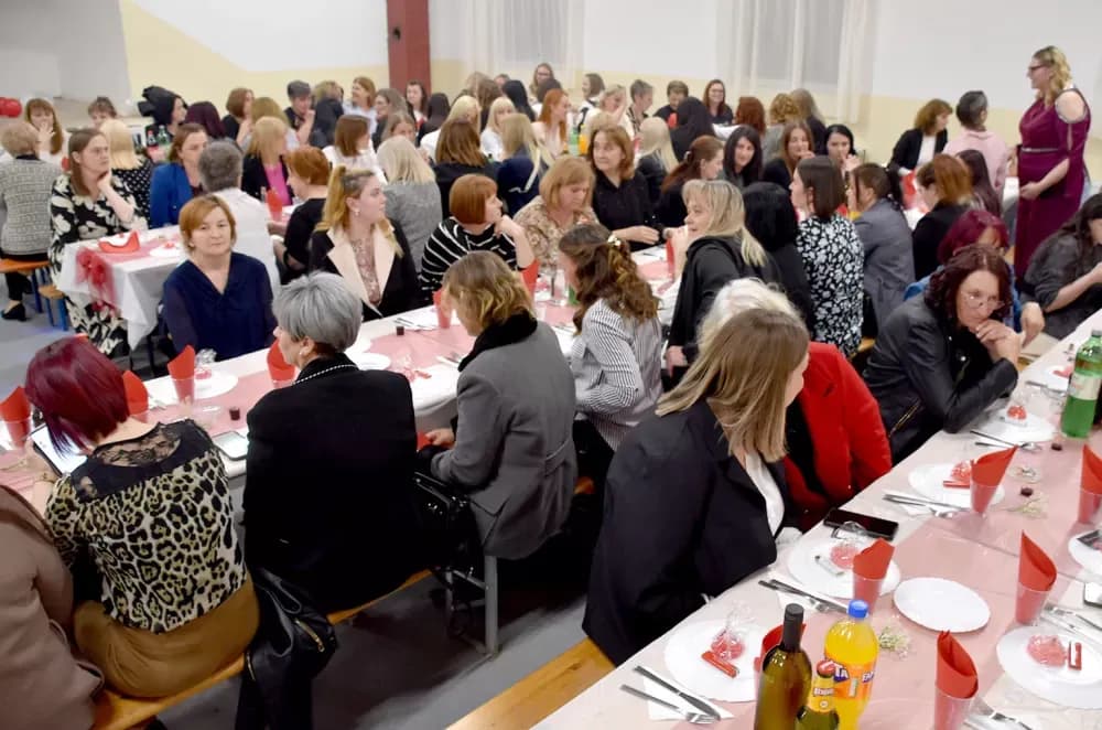 ZABAVNA VEČER U TEKIĆU: Više od stotinu žena plesalo za obnovu mjesne kapele