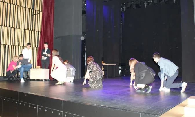 VIKEND ZA KULTURU U PLETERNICI: Predstavom „Tko pjeva zlo ne misli“ mladi glumci iz Tomislavgrada oduševili publiku