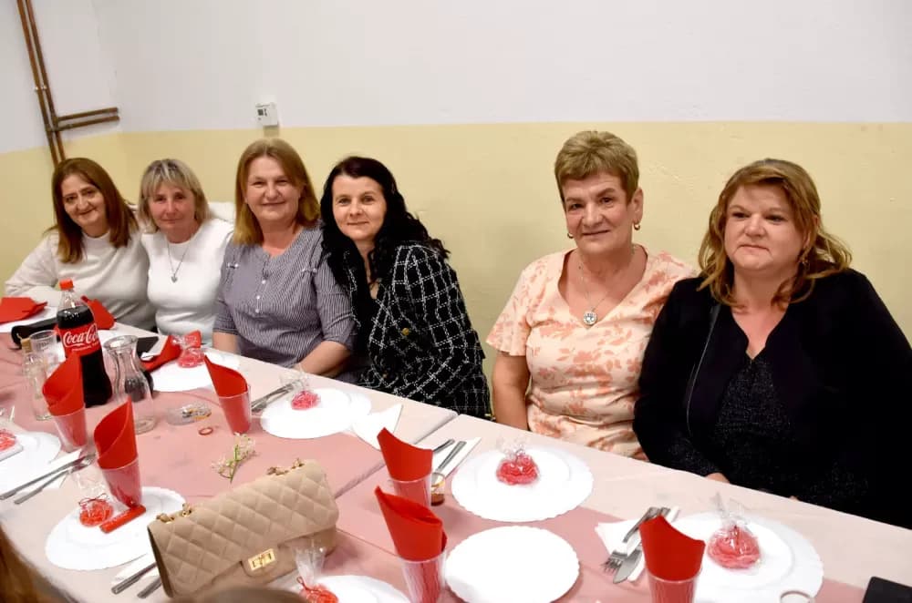 ZABAVNA VEČER U TEKIĆU: Više od stotinu žena plesalo za obnovu mjesne kapele