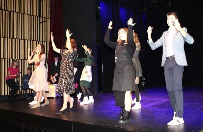 VIKEND ZA KULTURU U PLETERNICI: Predstavom „Tko pjeva zlo ne misli“ mladi glumci iz Tomislavgrada oduševili publiku