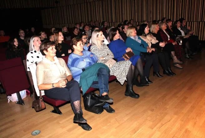 VIKEND ZA KULTURU U PLETERNICI: Predstavom „Tko pjeva zlo ne misli“ mladi glumci iz Tomislavgrada oduševili publiku