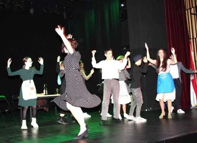 VIKEND ZA KULTURU U PLETERNICI: Predstavom „Tko pjeva zlo ne misli“ mladi glumci iz Tomislavgrada oduševili publiku