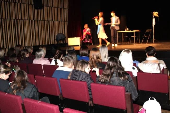 VIKEND ZA KULTURU U PLETERNICI: Predstavom „Tko pjeva zlo ne misli“ mladi glumci iz Tomislavgrada oduševili publiku