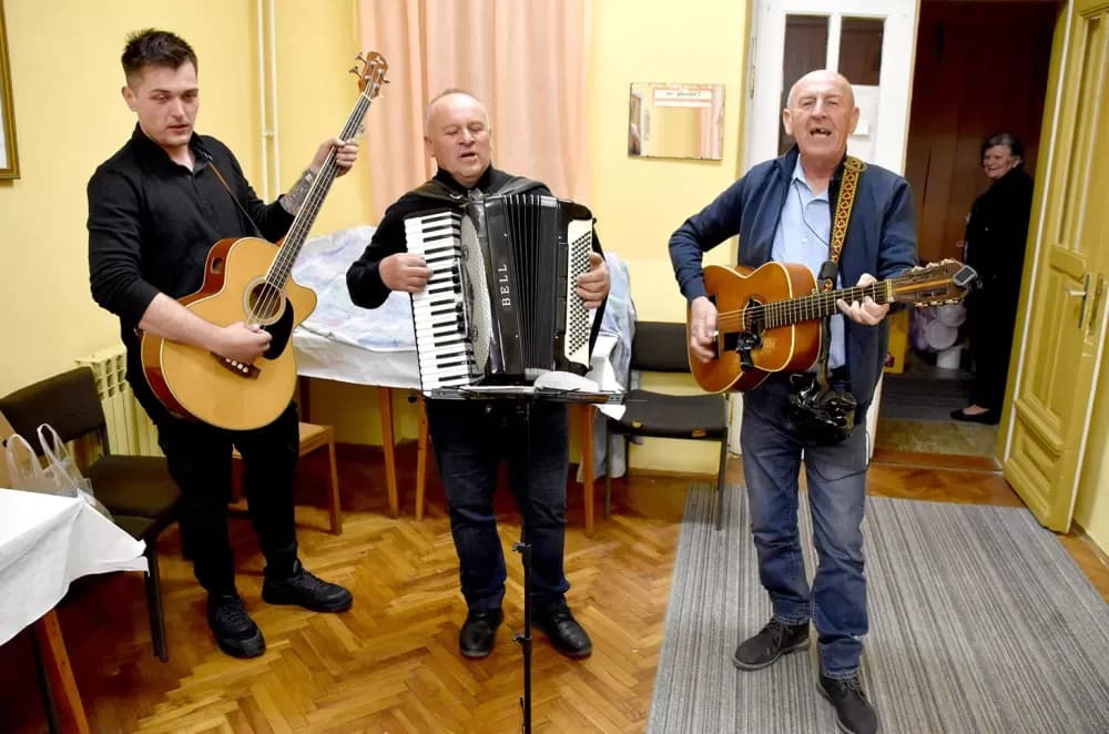 Rasplesani požeški umirovljenici: Uz pjesmu i zajedništvo proslavili Dan grada i Dan žena