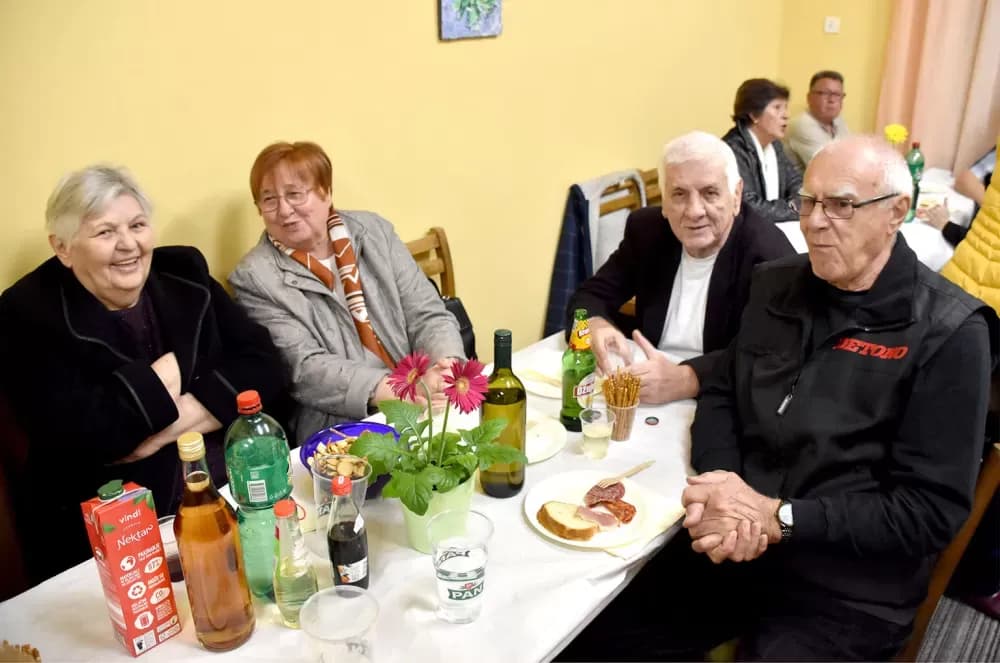 Rasplesani požeški umirovljenici: Uz pjesmu i zajedništvo proslavili Dan grada i Dan žena