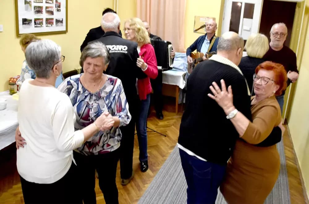 Rasplesani požeški umirovljenici: Uz pjesmu i zajedništvo proslavili Dan grada i Dan žena