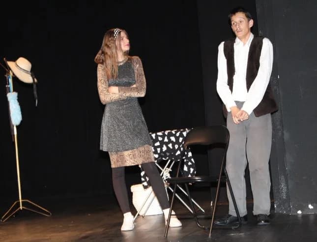 VIKEND ZA KULTURU U PLETERNICI: Predstavom „Tko pjeva zlo ne misli“ mladi glumci iz Tomislavgrada oduševili publiku