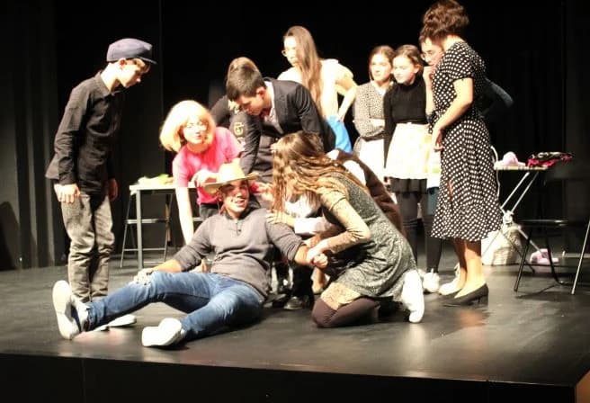 VIKEND ZA KULTURU U PLETERNICI: Predstavom „Tko pjeva zlo ne misli“ mladi glumci iz Tomislavgrada oduševili publiku