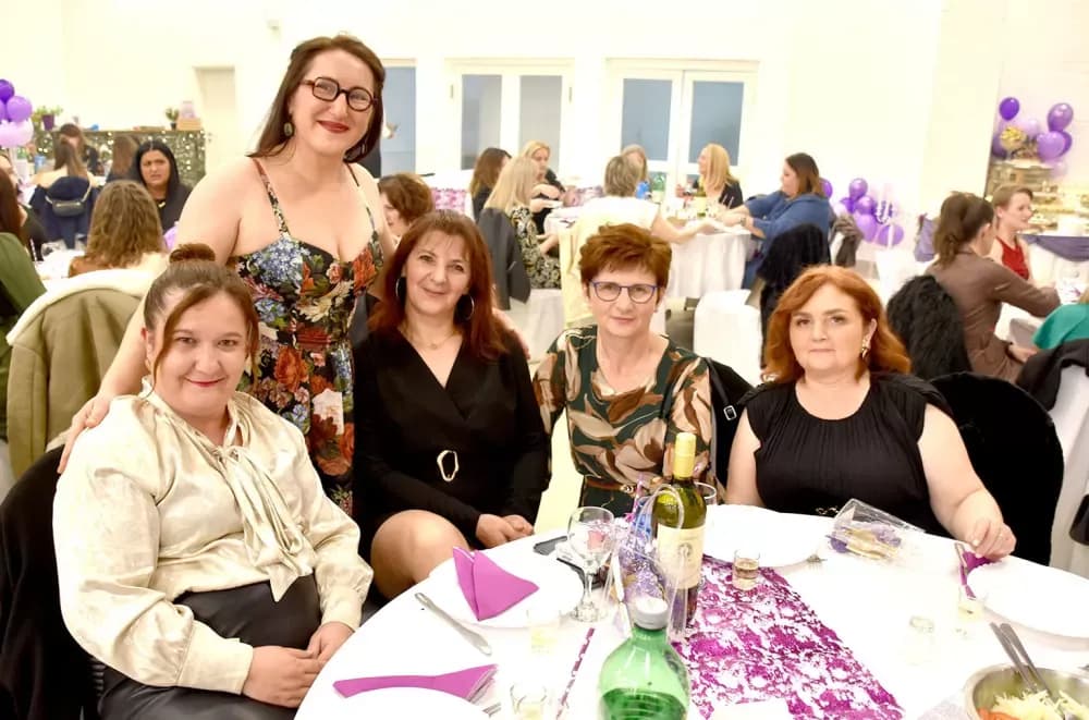 Veličke odbojkašice sa 200 kolegica slavile Dan žena, a dio prihoda daju humanitarno