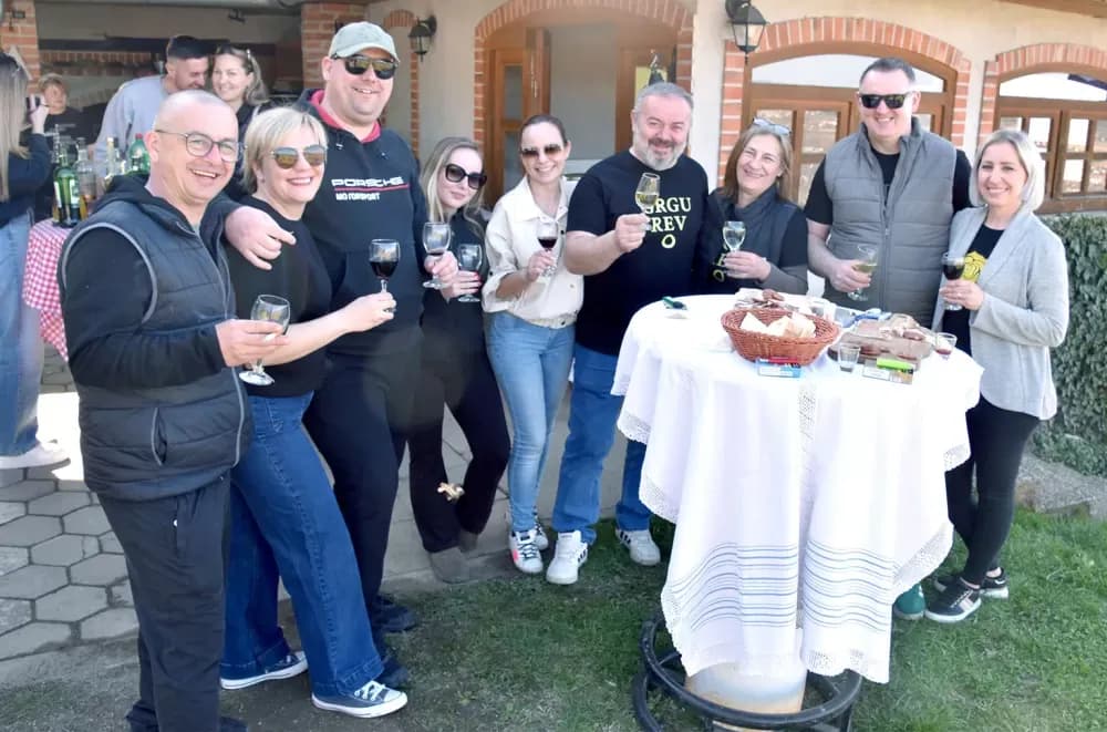 Pjesma, tradicija i vinogradarski ražanj podno Domovinskog križa