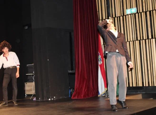 VIKEND ZA KULTURU U PLETERNICI: Predstavom „Tko pjeva zlo ne misli“ mladi glumci iz Tomislavgrada oduševili publiku