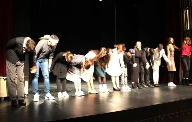 VIKEND ZA KULTURU U PLETERNICI: Predstavom „Tko pjeva zlo ne misli“ mladi glumci iz Tomislavgrada oduševili publiku