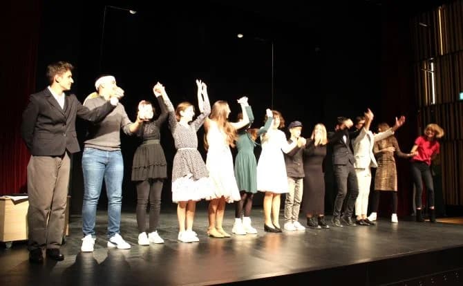 VIKEND ZA KULTURU U PLETERNICI: Predstavom „Tko pjeva zlo ne misli“ mladi glumci iz Tomislavgrada oduševili publiku