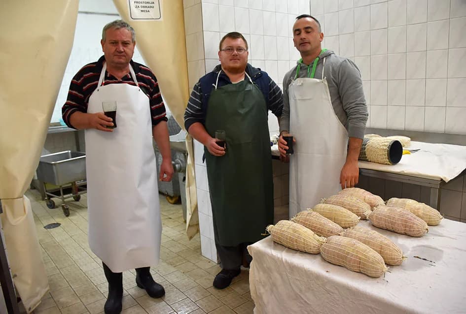 SEZONA KOLINJA NA OPG HRUŠKA IZ BJELIŠEVCA: Kulen je obiteljski brend