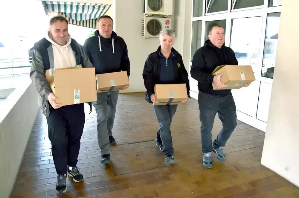 Pčelari udruge Zlatna dolina darivali med korisnicima požeškog Doma za starije osobe