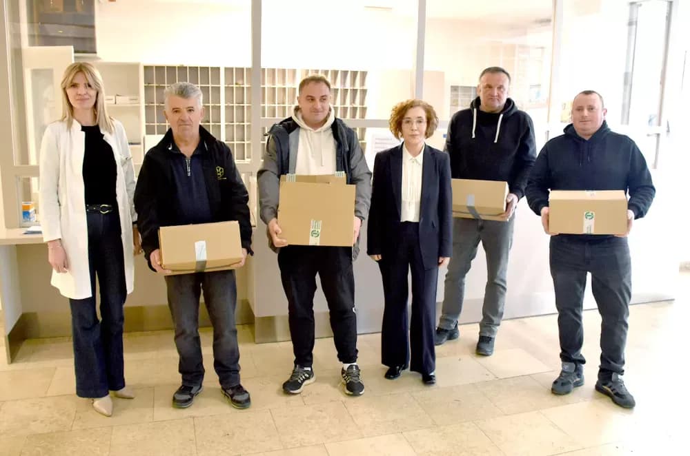 Pčelari udruge Zlatna dolina darivali med korisnicima požeškog Doma za starije osobe