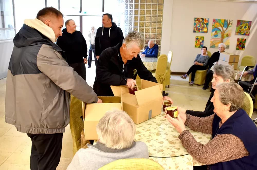 Pčelari udruge Zlatna dolina darivali med korisnicima požeškog Doma za starije osobe