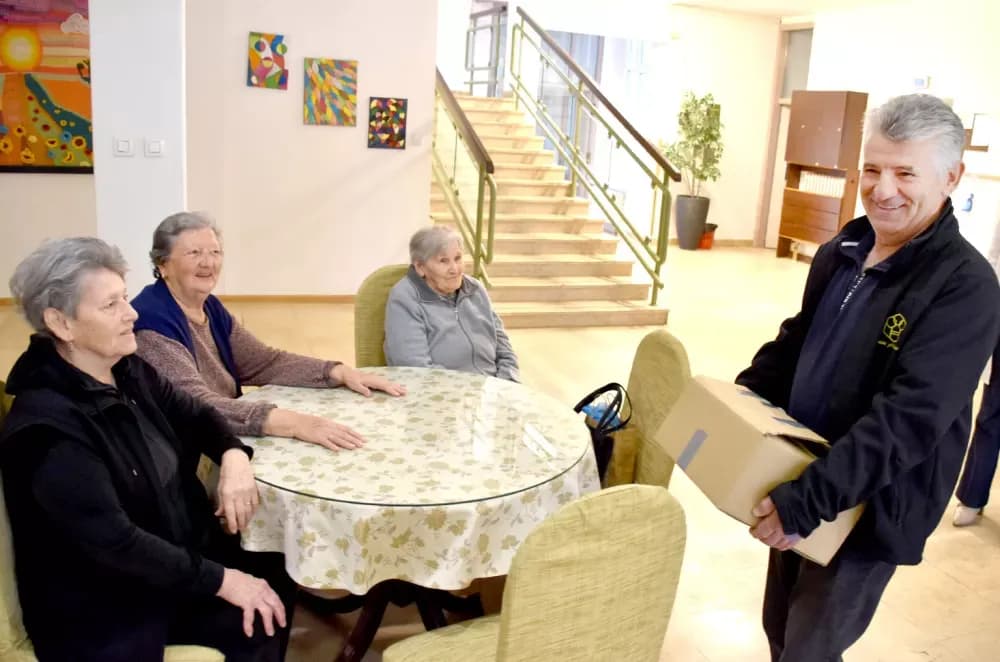 Pčelari udruge Zlatna dolina darivali med korisnicima požeškog Doma za starije osobe