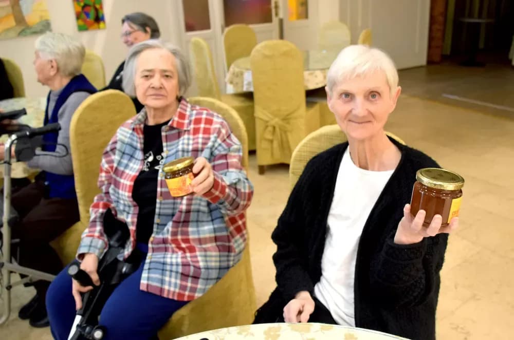 Pčelari udruge Zlatna dolina darivali med korisnicima požeškog Doma za starije osobe