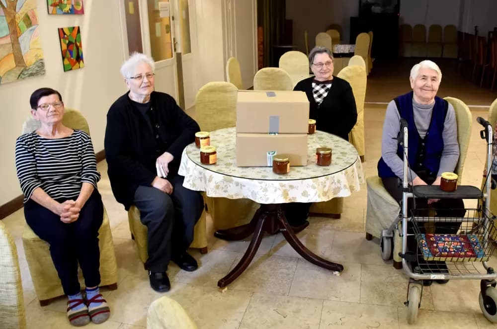 Pčelari udruge Zlatna dolina darivali med korisnicima požeškog Doma za starije osobe