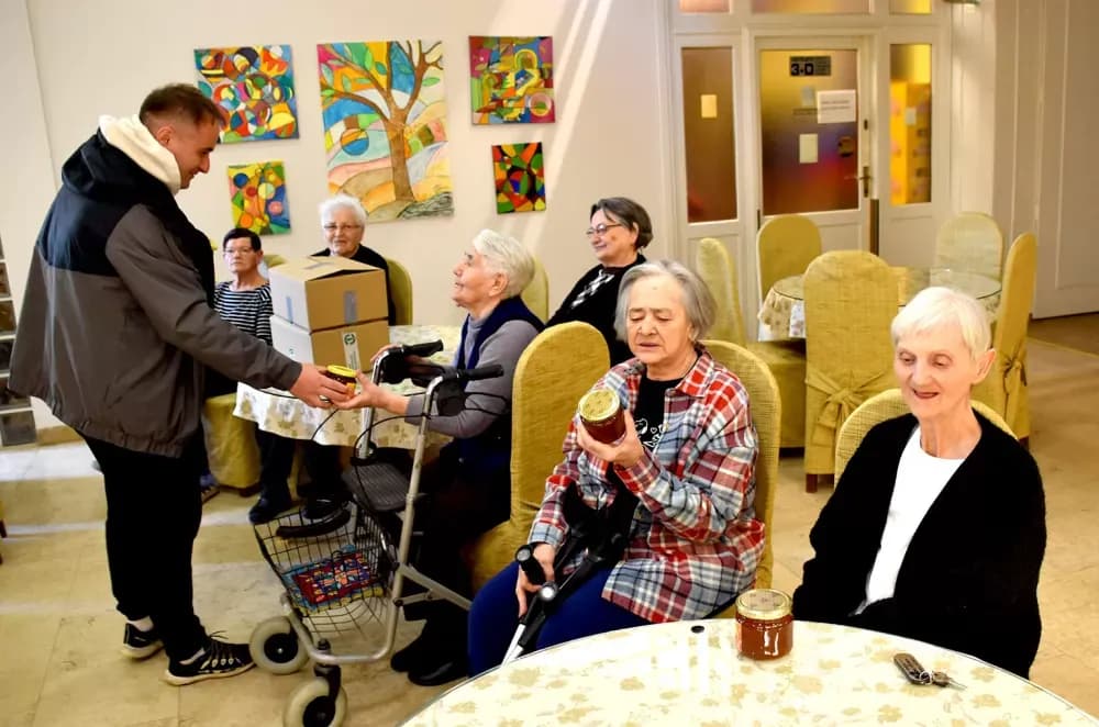 Pčelari udruge Zlatna dolina darivali med korisnicima požeškog Doma za starije osobe