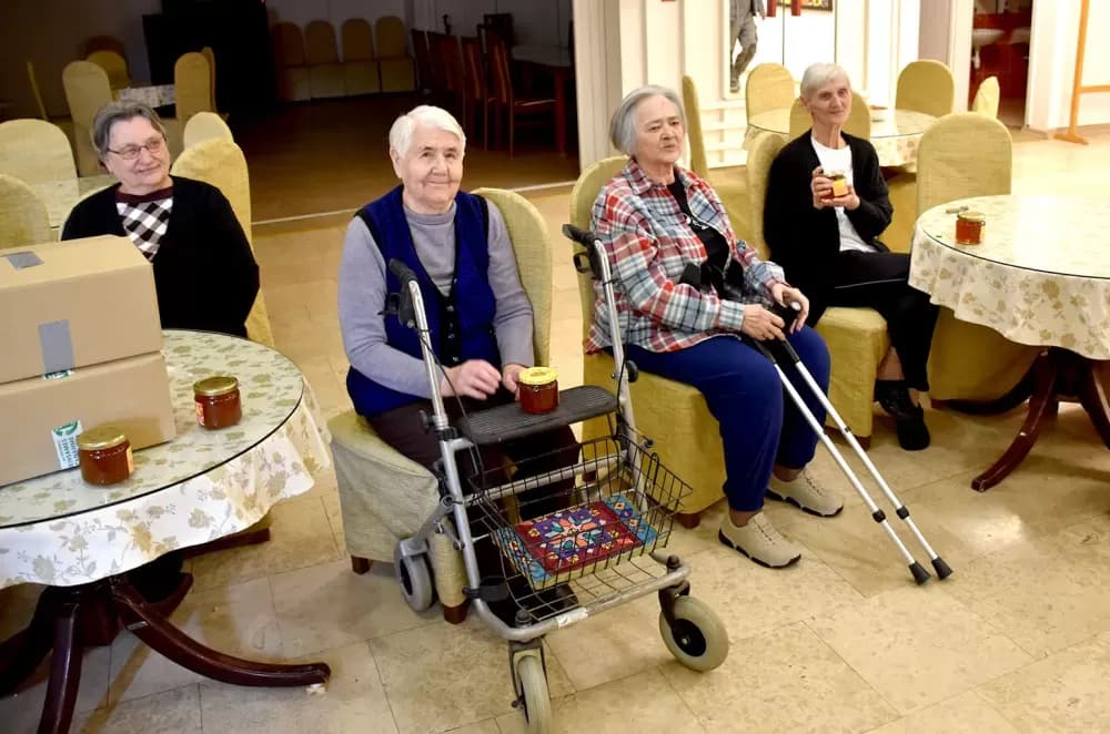 Pčelari udruge Zlatna dolina darivali med korisnicima požeškog Doma za starije osobe