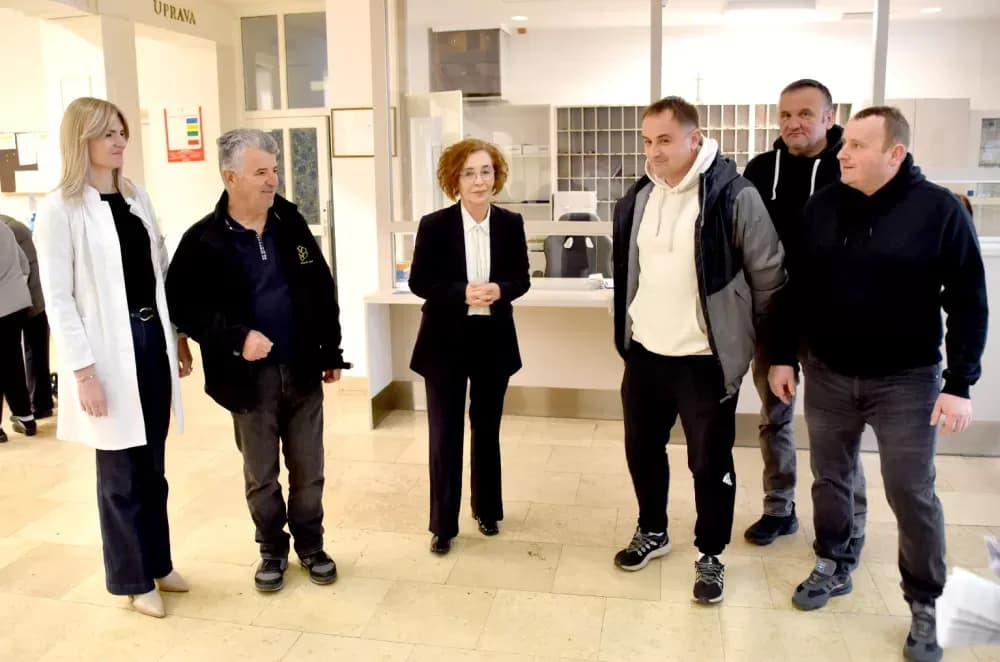 Pčelari udruge Zlatna dolina darivali med korisnicima požeškog Doma za starije osobe