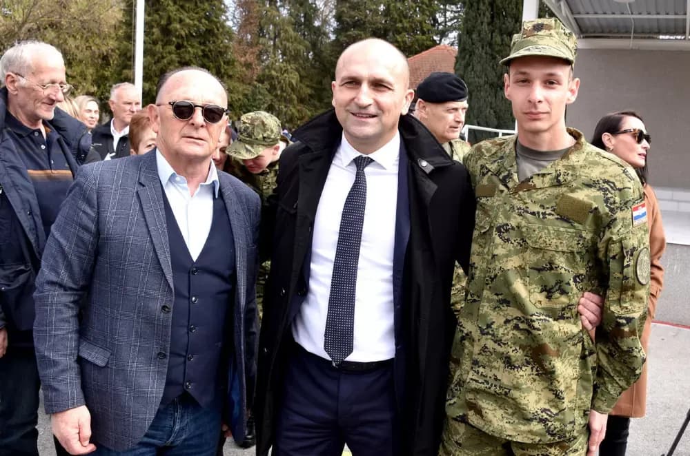 Gromovi nad Požegom: Prvi naraštaj ročnika prisegnuo uz prelet Rafala