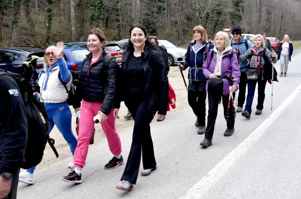 Planinarska rapsodija u Velikoj: Više od 250 planinara otvorilo „Papučke jaglace“