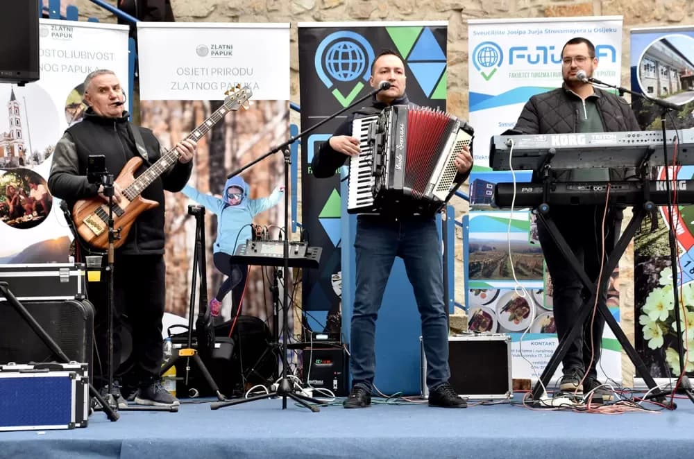 Planinarska rapsodija u Velikoj: Više od 250 planinara otvorilo „Papučke jaglace“