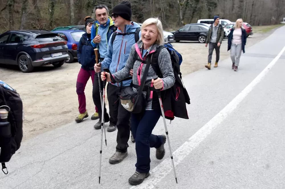 Planinarska rapsodija u Velikoj: Više od 250 planinara otvorilo „Papučke jaglace“