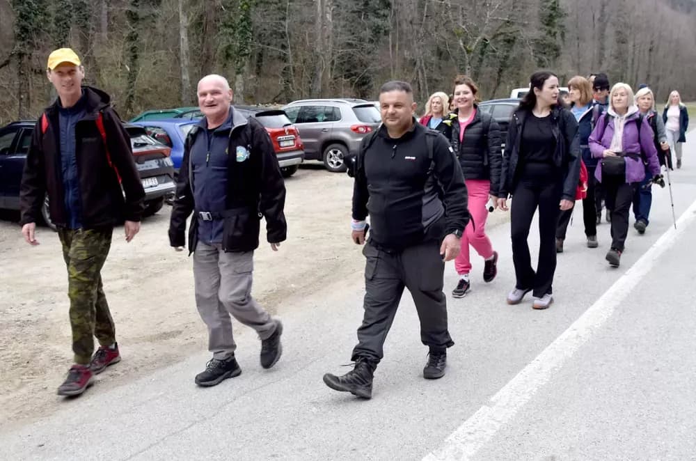 Planinarska rapsodija u Velikoj: Više od 250 planinara otvorilo „Papučke jaglace“