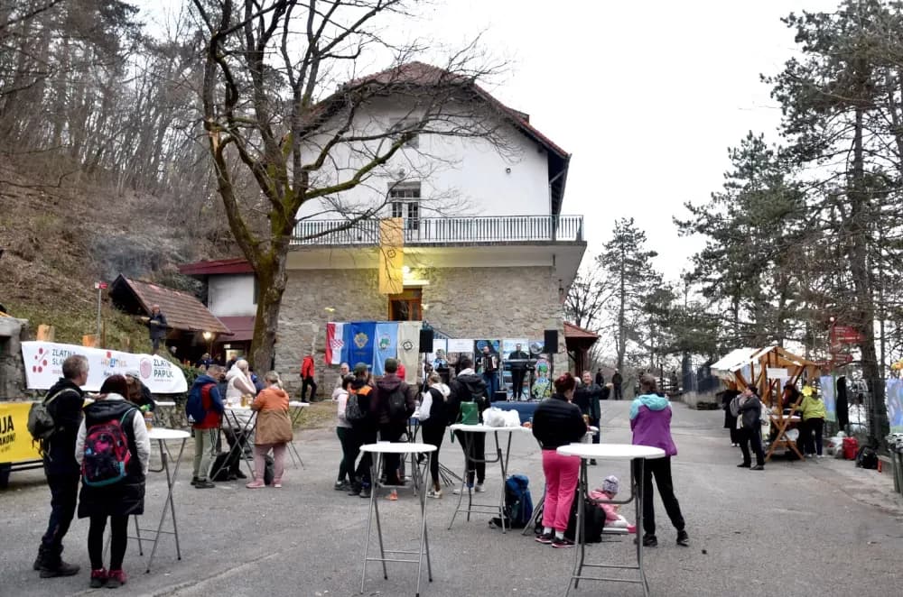 Planinarska rapsodija u Velikoj: Više od 250 planinara otvorilo „Papučke jaglace“