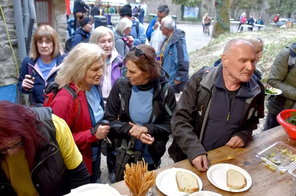 Planinarska rapsodija u Velikoj: Više od 250 planinara otvorilo „Papučke jaglace“