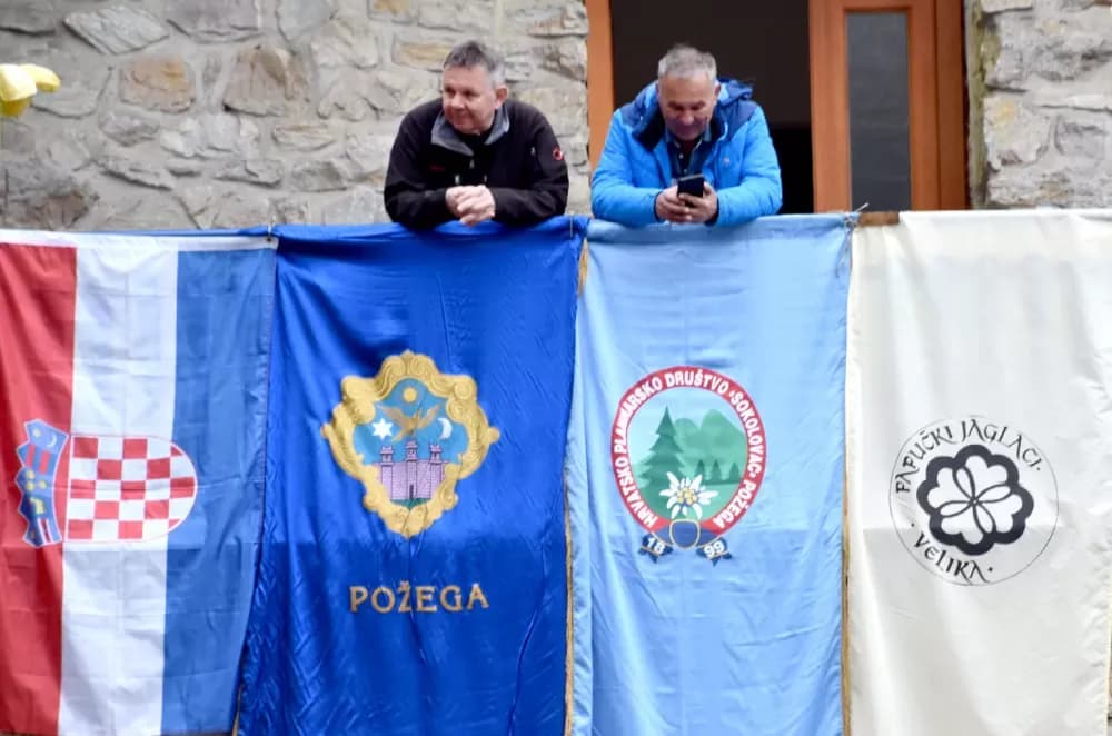 Planinarska rapsodija u Velikoj: Više od 250 planinara otvorilo „Papučke jaglace“