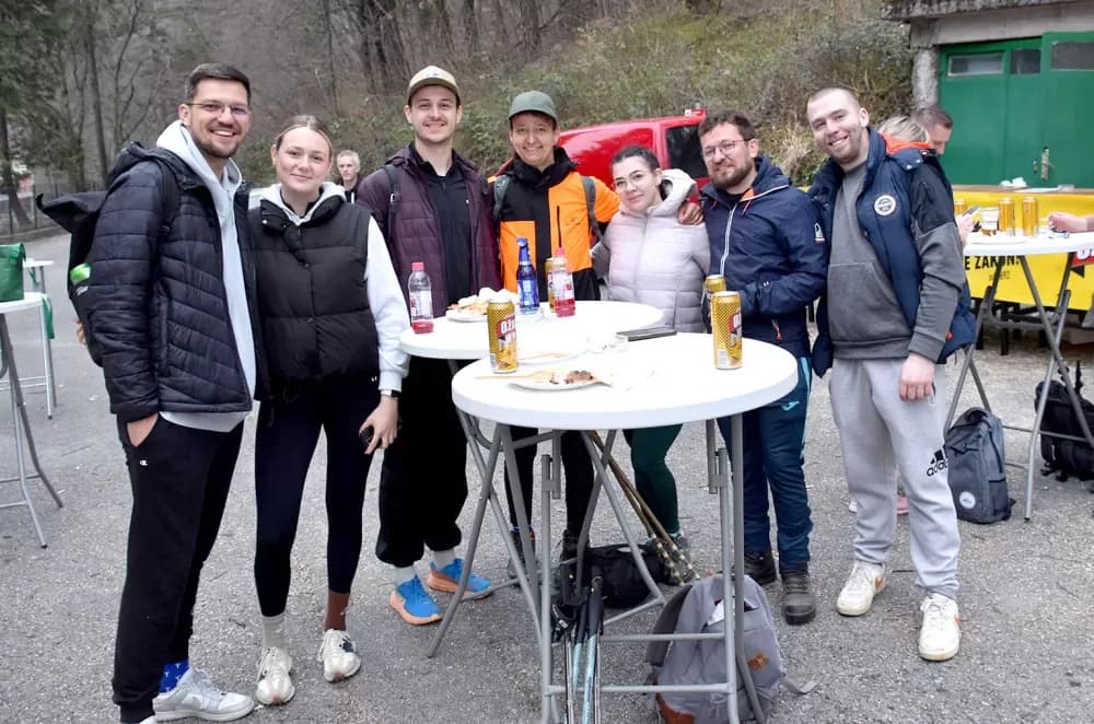 Planinarska rapsodija u Velikoj: Više od 250 planinara otvorilo „Papučke jaglace“