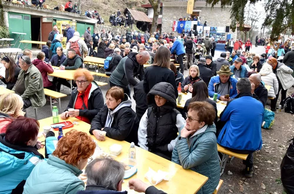 Tisuće planinara na Papučkim jaglacima pohode sedam staza