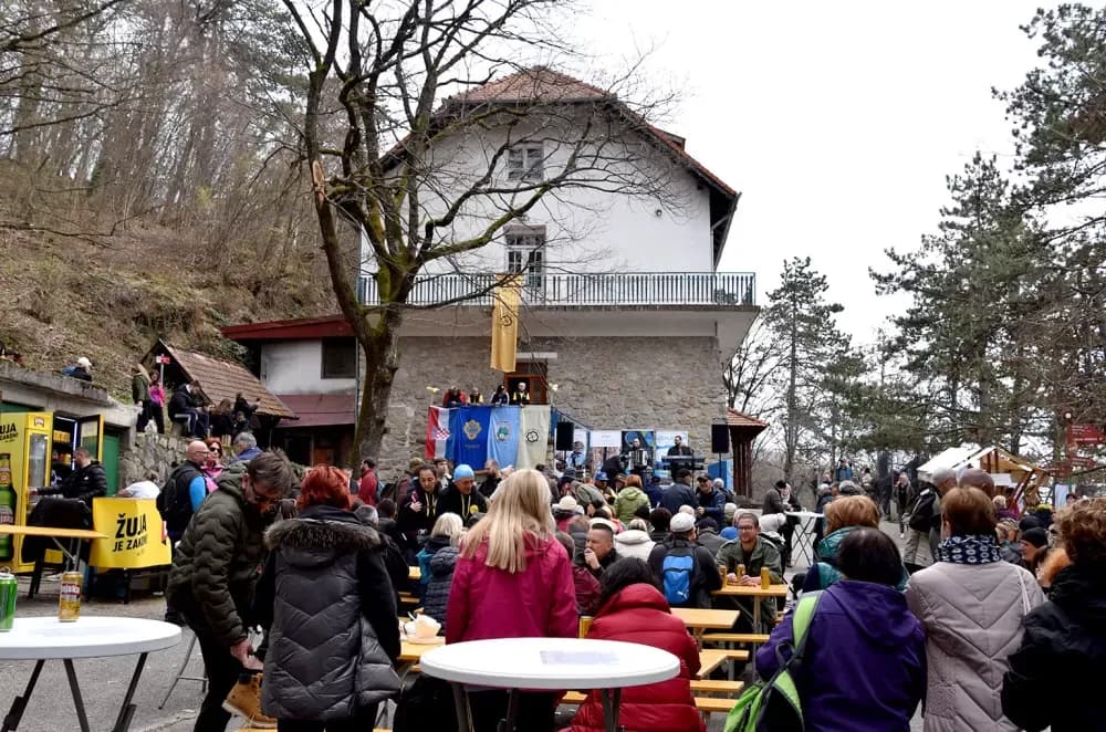 Tisuće planinara na Papučkim jaglacima pohode sedam staza