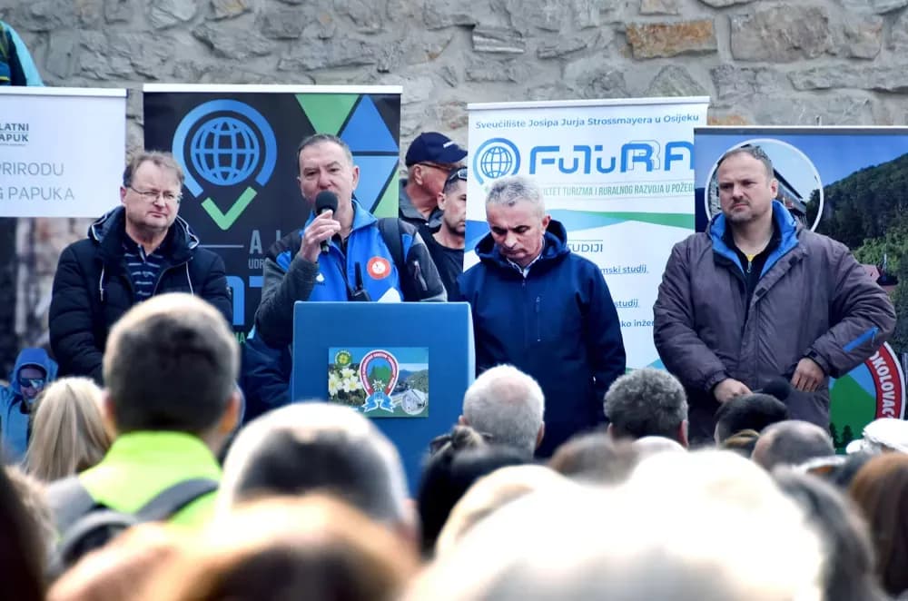 Tisuće planinara na Papučkim jaglacima pohode sedam staza