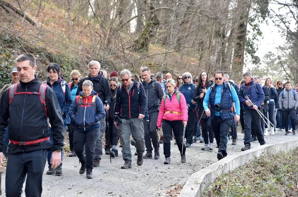 Tisuće planinara na Papučkim jaglacima pohode sedam staza