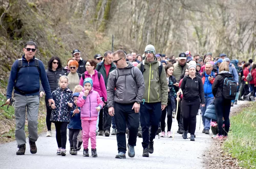 Tisuće planinara na Papučkim jaglacima pohode sedam staza