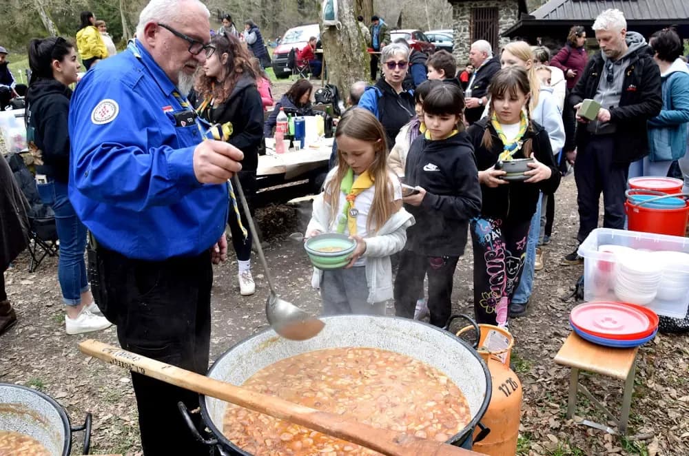 IZVIĐAČKI POZDRAV PROLJEĆU: Više od 120 izviđača preplavilo Papuk uz miris graha i pjesmu