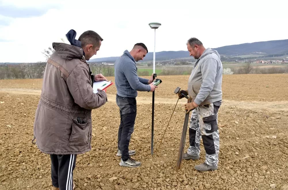 Krauthaker širi nasad na Mitrovcu: Strojna sadnja na dva hektara prestižnih pozicija