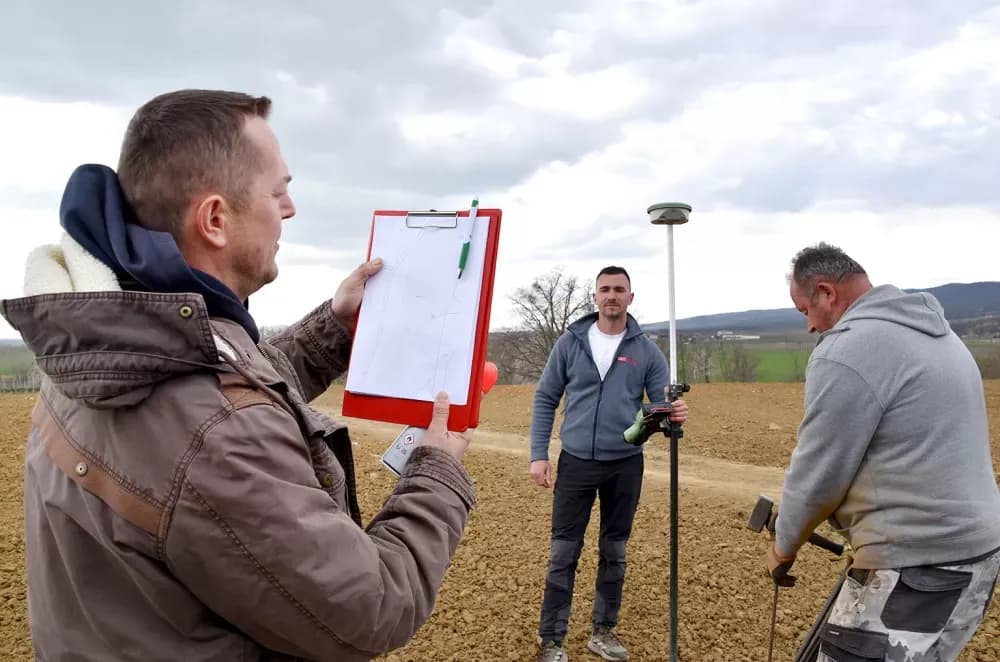 Krauthaker širi nasad na Mitrovcu: Strojna sadnja na dva hektara prestižnih pozicija