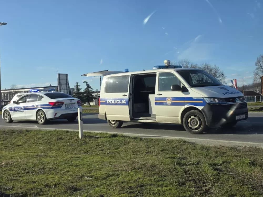 Izgubila kontrolu nad vozilom i završila u putnom kanalu
