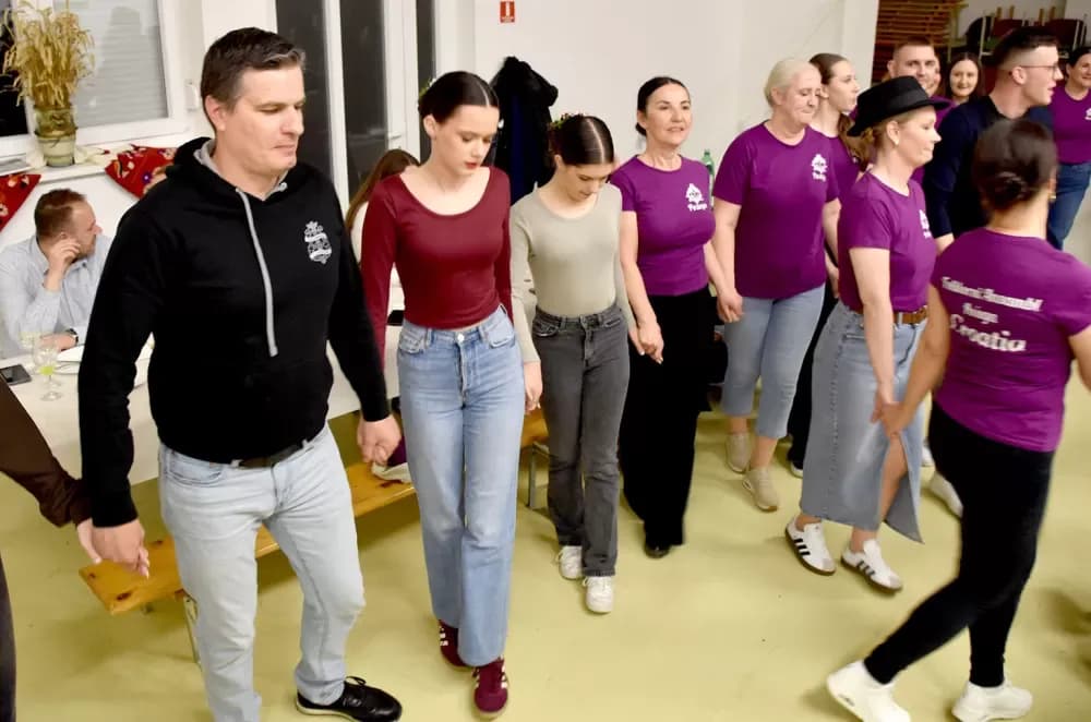 „Oj, Požego, u tebi je lipo“: Večer folklora i prijateljstva u požeškom kazalištu