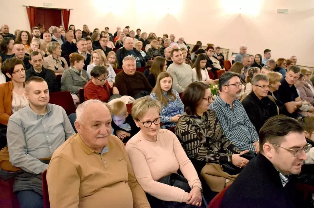 „Oj, Požego, u tebi je lipo“: Večer folklora i prijateljstva u požeškom kazalištu